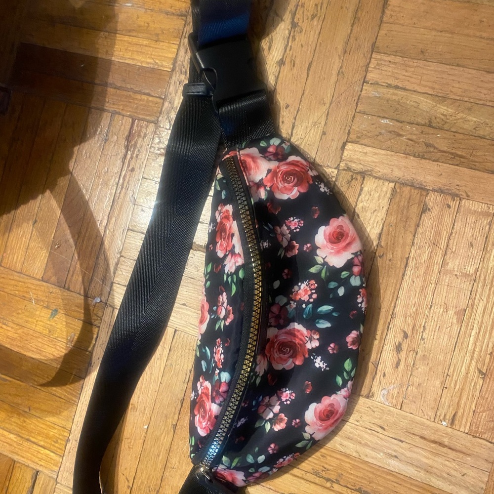 Flower stylez Fanny pack… unisex has a zipper…